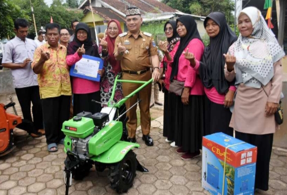 Walikota Metro Serahkan Langsung Bantuan Alsintan Kepada Gapoktan