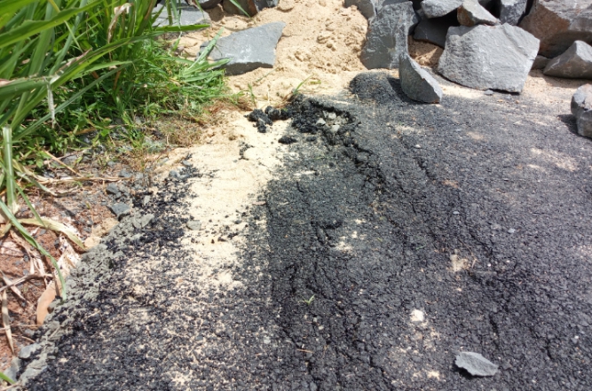 Baru Dikerjakan, Jalan di Yosodadi Sudah Rusak Kembali