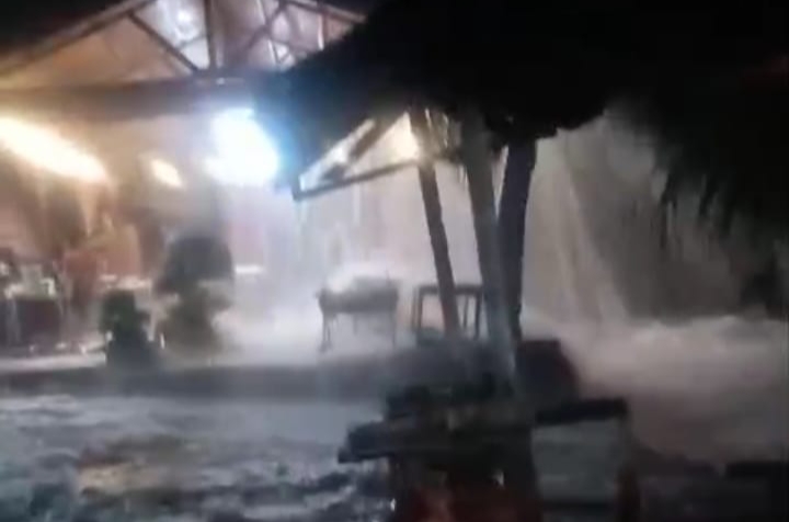 Kades Pahawang Ingatkan Warga Pesisir Waspada Banjir Rob