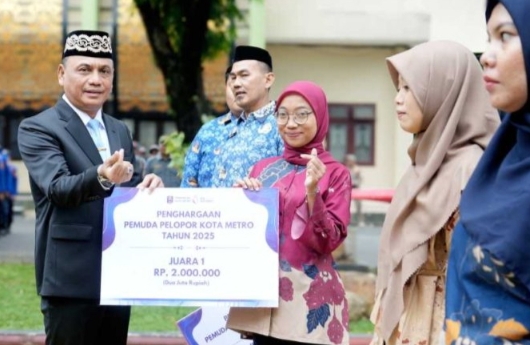 Peringati Hari Sumpah Pemuda Walikota Metro Berikan Penghargaan Secara Simbolis