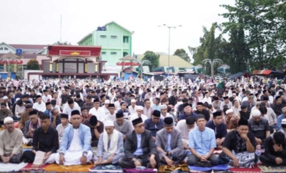 Wali Kota Metro Shalat Idulfitri Bersama Warga, Suasana Hangat di Samber Park